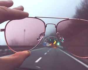 strada viaggio occhiali rosa