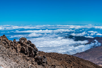 Kraterlandschaft des Vulkans Teide auf Teneriffa über den Wolken