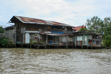 Fototapeta na wymiar Poor life in the slums of Bangkok, Thailand, river