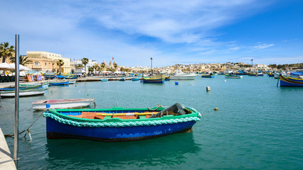 Fototapeta na wymiar kolorowe łódki w Marsaxlokk
