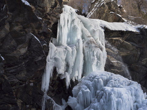 Eingefrorener Wasserfall in Saas-Balen im Wallis