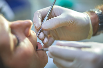 Ragazza dal dentista per igiene dentale