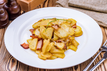 Fried potatoes with bacon