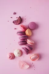 Foto op Plexiglas Franse macarons op roze achtergrond. © Melica