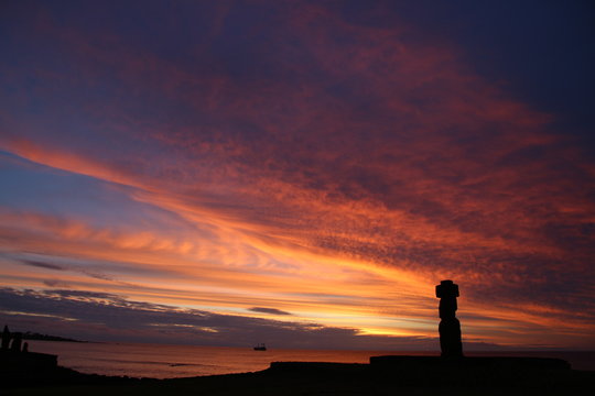 Moai bei Sonnenuntergang