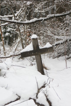 Altes Kreuz im Wald