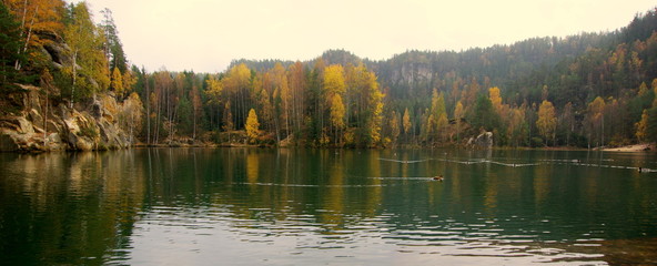 Piękne górskie, polodowcowe jezioro w czeskiej miejscowości Adelsbach przy parku Skalne Miasto