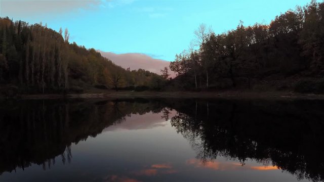 Volo radente sul lago di Percile al tramonto