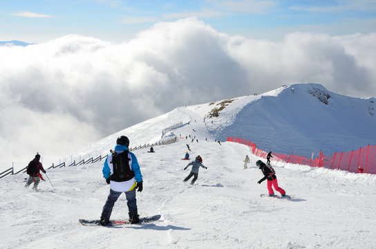 Сочи, горнолыжный курорт Роза Хутор. Спуск на горных лыжах и сноуборде над облаками