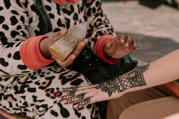 Making a henna tattoo