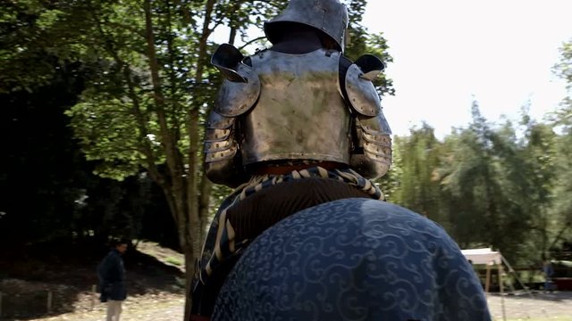Cavaliere medievale a cavallo