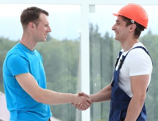 handshake between customer and foreman