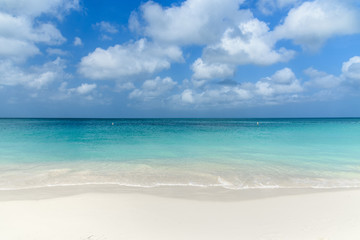 Fototapeta na wymiar Scenic view of the Eagle Beach in Aruba.