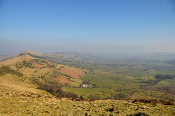 Obraz premium A hiking trail along the ridge of Mam Tor Mountain the beautiful Peak District countryside near Castleton, Derbyshire
