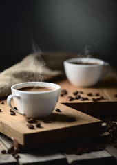 tasses à café et grains de café