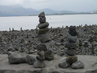 Aufgetürmte Steine am Wasser in Reykjavik