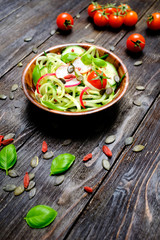gurkensalat mit tomaten rustikal
