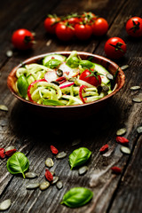 gurkensalat mit tomaten rustikal