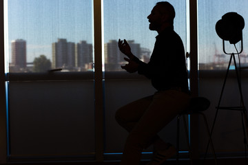 El hombre habla con la ciudad de fondo