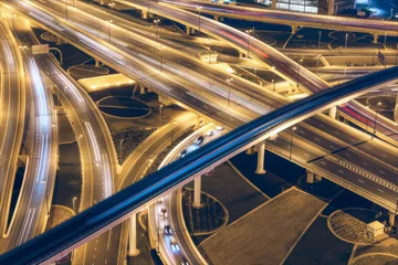 Fototapete Mittlerer Osten Luftaufnahme des großen Autobahnkreuzes mit Verkehr in Dubai, Vereinigte Arabische Emirate, nachts. Malerisches Stadtbild. Bunte Transport-, Kommunikations- und Fahrhintergrund.