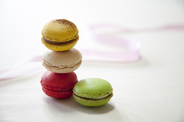 重ねたマカロンとピンクのリボン