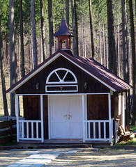 Fototapeta na wymiar Mała wiejska kapliczka przy lesie - idealne miejsce na ślub dla młodej pary