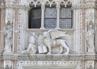 Obraz premium Statues on the top of basilica of St. Marco