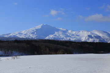 早春の鳥海山　にかほ市　Mt.Chokai in early spring / Nikaho, Akita, Japan