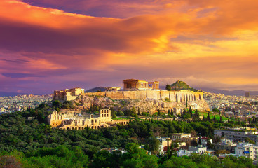 Akropolis mit Parthenon. Blick durch einen Rahmen mit Grünpflanzen, Bäumen, alten Murmeln und Stadtbild, Athen, Griechenland.