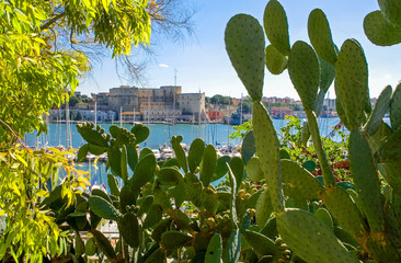 Brindisi, monuments  and  sea