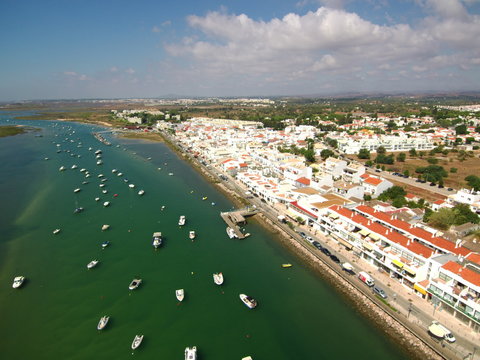 Cabanas de Tavira en Portugal, localidad costera de Tavira en el distrito de Faro, región del Algarve.Fotografia aerea con Drone