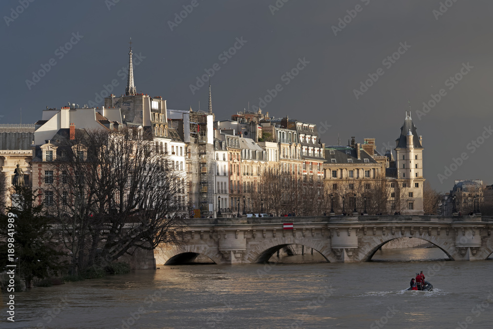 Canvas Prints ciel d'orage et crue de la seine sur l'île de la cité à paris