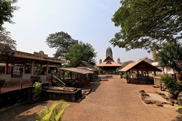 Fototapeta na wymiar Ruins of Wat Mahathat in Ratchaburi, Thailand
