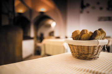 Cestino di pane e bed & breakfast sullo sfondo