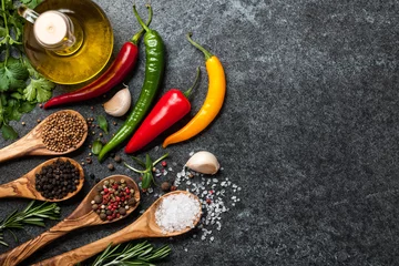 Fotobehang Kooktafel met specerijen, kleurrijke pepers en kruiden © ffphoto