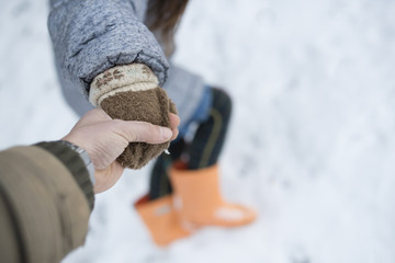 雪道で手をつなぐ親子