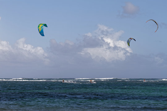 27 DEC 2017 - SAINTE ANNE - MARTINIQUE - Kitesurfers in Chevalier Cape