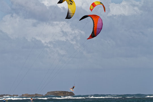 27 DEC 2017 - SAINTE ANNE - MARTINIQUE - Kitesurfers in Chevalier Cape