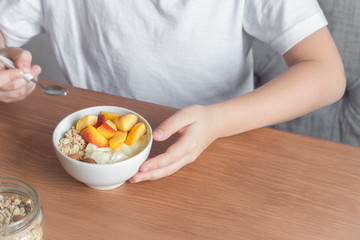 Obraz na płótnie Canvas Healthy breakfast bowl in hands