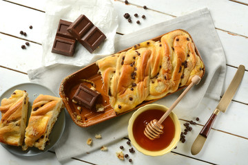 brioche with chocolate and honey - cake shaped braid