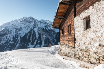 Schihütte in den verschneiten tiroler Bergen