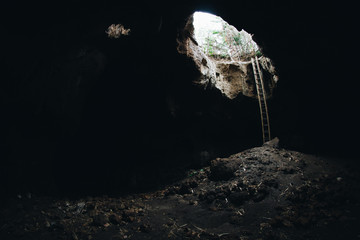 Ausblick aus einer eindrucksvollen mysteriösen Höhle