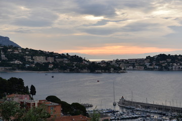 Fototapeta premium Villefranche-sur-Mer ヴィルフランシュシュルメール朝の景色