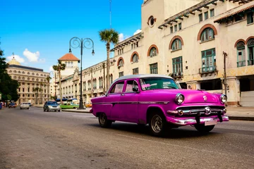 Fototapeten Rose alten amerikanischen Oldtimer in der Straße von Alt-Havanna (Kuba) © Angelo D'Amico