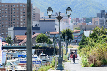 晴れた日の小樽運河を走る人力車 / 北海道 小樽市の観光イメージ - obrazy, fototapety, plakaty