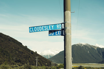 Señal de dirección de no salida en medio de la naturaleza.