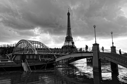 inondation de la Seine en noir et blanc à la passerelle Debily