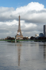 Fototapeta na wymiar inondation de Paris et reflet de de la Tour Eiffel dans la Seine