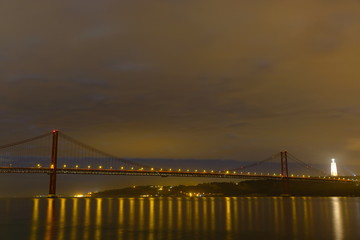 Fototapeta na wymiar Bridge of Lissabon at night