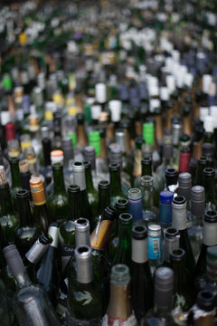 ALtglas, Leergut viele leere Glasflaschen